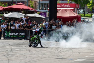 Dublör Banja Luka 'daki Moto Festivali' nde motosikletiyle patinaj çekiyor.