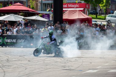 Dublör Banja Luka 'daki Moto Festivali' nde motosikletiyle patinaj çekiyor.
