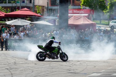 Dublör Banja Luka 'daki Moto Festivali' nde motosikletiyle patinaj çekiyor.
