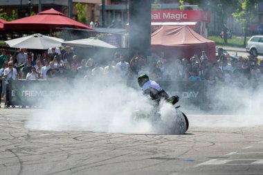 Dublör Banja Luka 'daki Moto Festivali' nde motosikletiyle patinaj çekiyor.