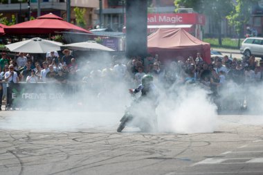 Dublör Banja Luka 'daki Moto Festivali' nde motosikletiyle patinaj çekiyor.