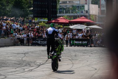 Dublör sürücüsü Banja Luka 'daki moto festivalinde motosikletiyle akrobasi ve dublörlük yapıyor.