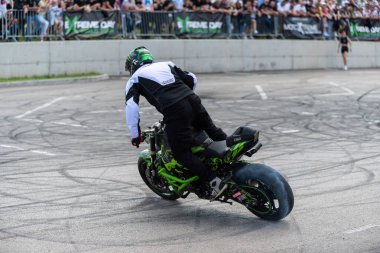 Dublör sürücüsü Banja Luka 'daki moto festivalinde motosikletiyle akrobasi ve dublörlük yapıyor.