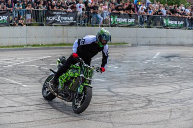 Dublör sürücüsü Banja Luka 'daki moto festivalinde motosikletiyle akrobasi ve dublörlük yapıyor.
