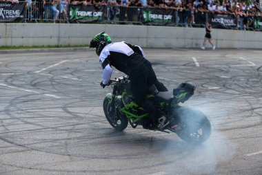 Dublör sürücüsü Banja Luka 'daki moto festivalinde motosikletiyle akrobasi ve dublörlük yapıyor.