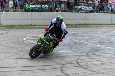 Dublör sürücüsü Banja Luka 'daki moto festivalinde motosikletiyle akrobasi ve dublörlük yapıyor.