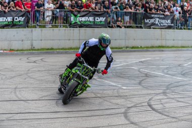 Dublör sürücüsü Banja Luka 'daki moto festivalinde motosikletiyle akrobasi ve dublörlük yapıyor.