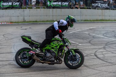 Dublör sürücüsü Banja Luka 'daki moto festivalinde motosikletiyle akrobasi ve dublörlük yapıyor.