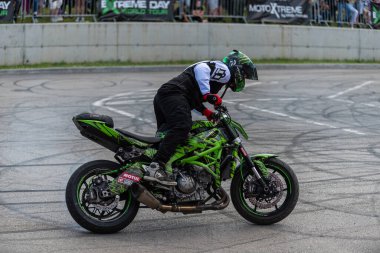 Dublör sürücüsü Banja Luka 'daki moto festivalinde motosikletiyle akrobasi ve dublörlük yapıyor.