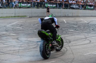 Dublör sürücüsü Banja Luka 'daki moto festivalinde motosikletiyle akrobasi ve dublörlük yapıyor.
