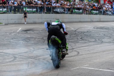 Dublör sürücüsü Banja Luka 'daki moto festivalinde motosikletiyle akrobasi ve dublörlük yapıyor.