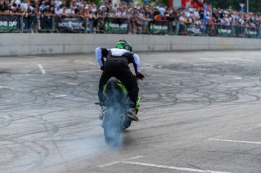 Dublör sürücüsü Banja Luka 'daki moto festivalinde motosikletiyle akrobasi ve dublörlük yapıyor.