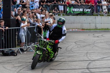 Dublör sürücüsü Banja Luka 'daki moto festivalinde motosikletiyle akrobasi ve dublörlük yapıyor.