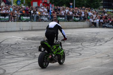 Dublör sürücüsü Banja Luka 'daki moto festivalinde motosikletiyle akrobasi ve dublörlük yapıyor.