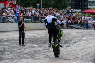Dublör sürücüsü Banja Luka 'daki moto festivalinde motosikletiyle akrobasi ve dublörlük yapıyor.