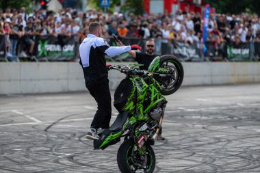 Dublör sürücüsü Banja Luka 'daki moto festivalinde motosikletiyle akrobasi ve dublörlük yapıyor.