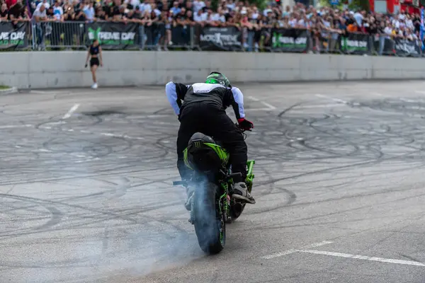 Dublör sürücüsü Banja Luka 'daki moto festivalinde motosikletiyle akrobasi ve dublörlük yapıyor.