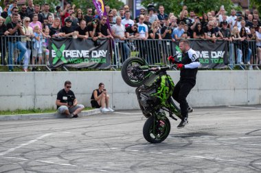 Dublör sürücüsü Banja Luka 'daki moto festivalinde motosikletiyle akrobasi ve dublörlük yapıyor.