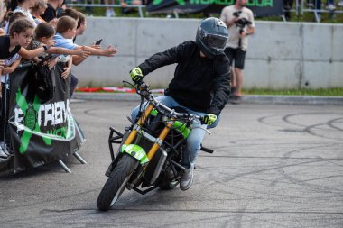 Dublör sürücüsü Banja Luka 'daki moto festivalinde motosikletiyle akrobasi ve dublörlük yapıyor.