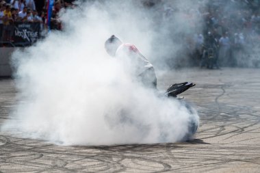 Dublör Banja Luka 'da motosiklet festivalinde lastik patlaması yapıyor. Adrenalin aksiyonu.