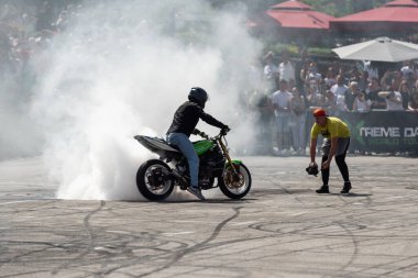 Dublör Banja Luka 'da motosiklet festivalinde lastik patlaması yapıyor. Adrenalin aksiyonu.