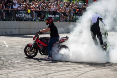Dublör Banja Luka 'da motosiklet festivalinde lastik patlaması yapıyor. Adrenalin aksiyonu.