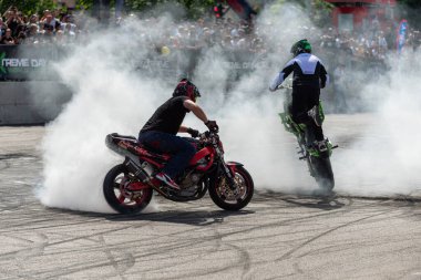 Dublör Banja Luka 'da motosiklet festivalinde lastik patlaması yapıyor. Adrenalin aksiyonu.