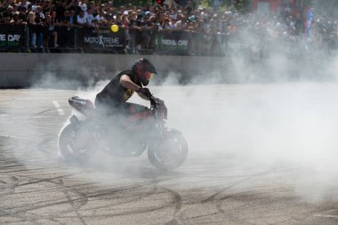 Dublör Banja Luka 'da motosiklet festivalinde lastik patlaması yapıyor. Adrenalin aksiyonu.