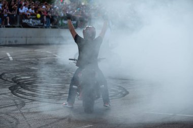 Dublör Banja Luka 'da motosiklet festivalinde lastik patlaması yapıyor. Adrenalin aksiyonu.
