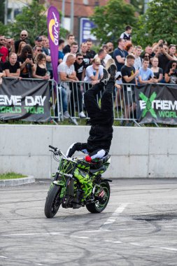 Dublör, Banja Luka 'daki Moto Festivali' nde motosikletleriyle akrobasi yapıyor.