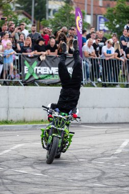 Dublör, Banja Luka 'daki Moto Festivali' nde motosikletleriyle akrobasi yapıyor.