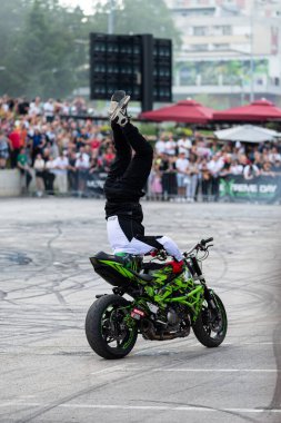 Dublör, Banja Luka 'daki Moto Festivali' nde motosikletleriyle akrobasi yapıyor.