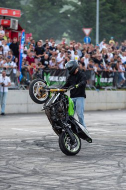 Dublör, Banja Luka 'daki Moto Festivali' nde motosikletleriyle akrobasi yapıyor.