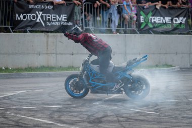 Dublör Banja Luka 'da motosiklet festivalinde lastik patlaması yapıyor. Adrenalin aksiyonu.