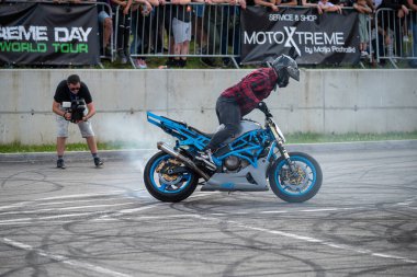 Dublör Banja Luka 'da motosiklet festivalinde lastik patlaması yapıyor. Adrenalin aksiyonu.