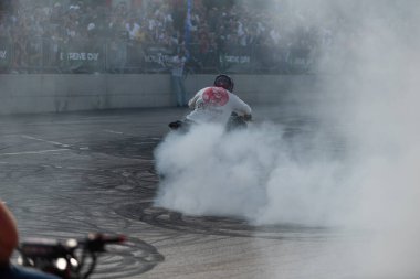 Dublör Banja Luka 'da motosiklet festivalinde lastik patlaması yapıyor. Adrenalin aksiyonu.