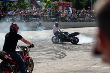 Dublörler, Banja Luka 'da motosiklet festivalinde lastik patlaması ve adrenalin patlaması yapıyorlar.