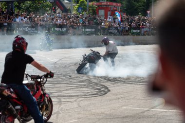 Dublörler, Banja Luka 'da motosiklet festivalinde lastik patlaması ve adrenalin patlaması yapıyorlar.