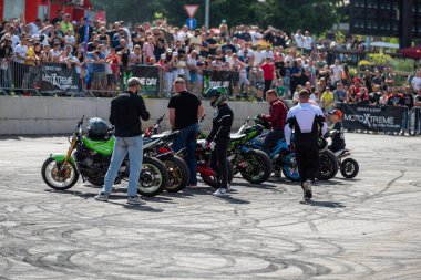 Moto festivalinde modifiye edilmiş motosikletleriyle dublör sürücüler Banja Luka 'da
