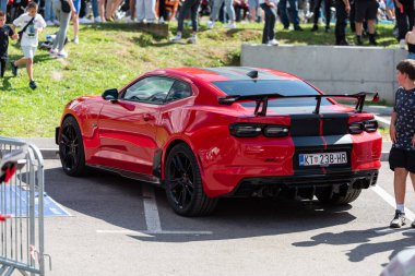 Kırmızı süper araba Chevrolet Camaro, Banja Luka 'da moto festivali