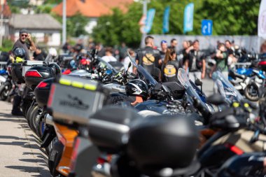 Banja Luka 'da moto festivalinde sıra sıra park etmiş çok sayıda motosiklet, moto buluşması