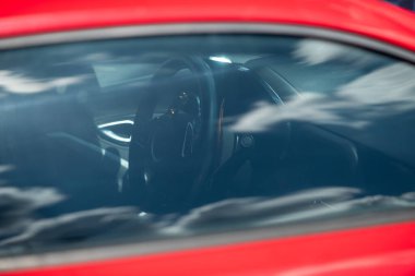 Kırmızı süper araba Chevrolet Camaro iç mekan penceresi, moto festivali Banja Luka 'da