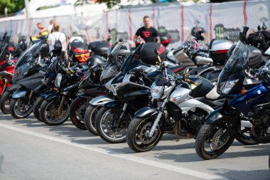 Banja Luka 'da moto festivalinde sıra sıra park etmiş çok sayıda motosiklet, moto buluşması