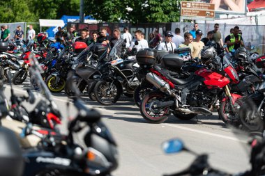 Banja Luka 'da moto festivalinde sıra sıra park etmiş çok sayıda motosiklet, moto buluşması