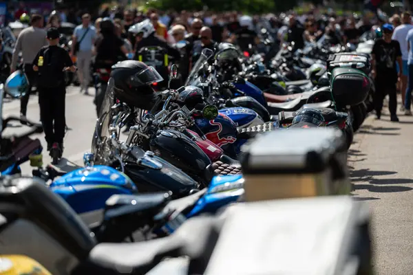 Banja Luka 'da moto festivalinde sıra sıra park etmiş çok sayıda motosiklet, moto buluşması