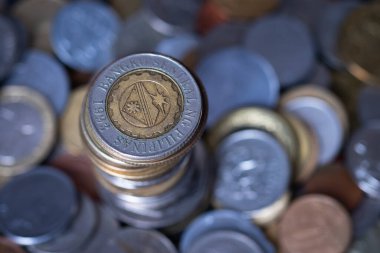 Madeni para sütunu yakında, üstteki Filipinler 'den ve arka planda odak dışı paralar var.