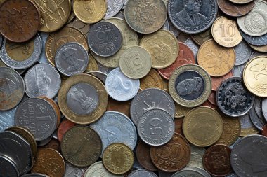 Farklı ülkelerden gelen çeşitli madeni paralar, yakın mesafeden birikmiş, eski bozuk paralar, ezikler ve çizikler gibi fiziksel hasarlar.