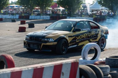 Yanan lastiklerden gelen dumanlar yüzünden araba raylarda sürükleniyor.