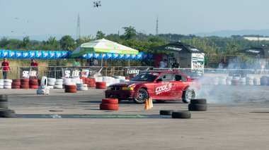 Yanan lastiklerden gelen dumanlar yüzünden araba raylarda sürükleniyor.