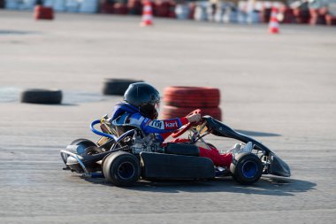 Go-kart yüksek hızda yarış pistinde sürülür.